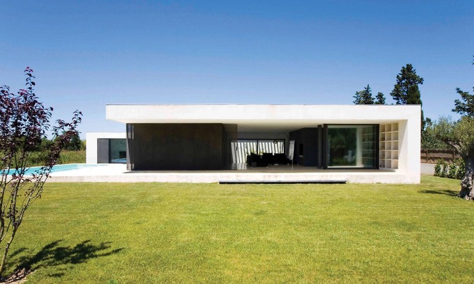 L'Escala House | Eco-Friendly Retreat for 10 with Private Pool & Ocean View