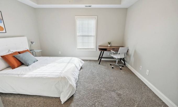 Clarksville Apartment | Properties by Preston I l 2Bd/2Bth Townhome