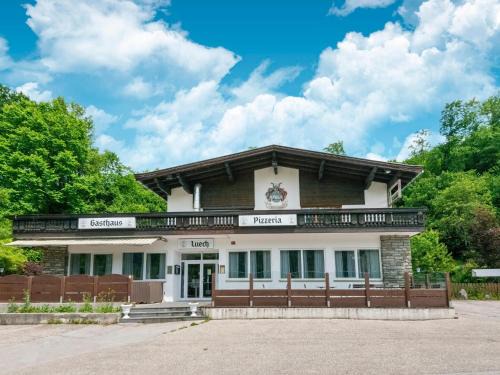 Kirchbichl Apartment | Cozy Kirchbichl Retreat: Pet and Child Friendly Stay