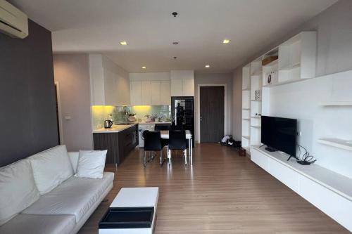 Khlong Ton Sai Apartment | Inviting Urbano Absolute Iconsiam View with Pool & Family Fun