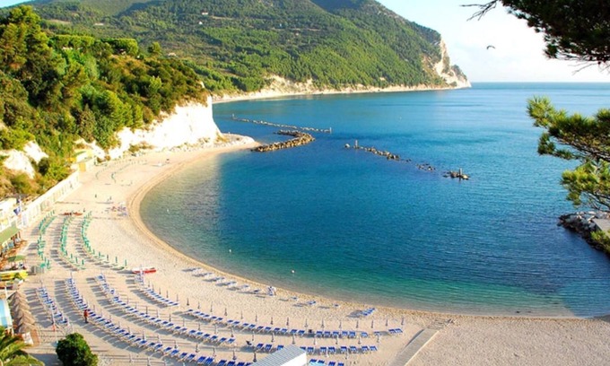 Petritoli House | Ideal Retreat with Two Pools for Weddings and Group Stays