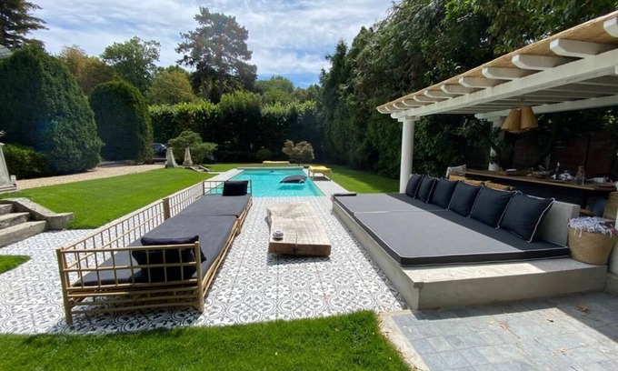 Centre House | Inviting Property with Pool, Just 12 Minutes from Paris