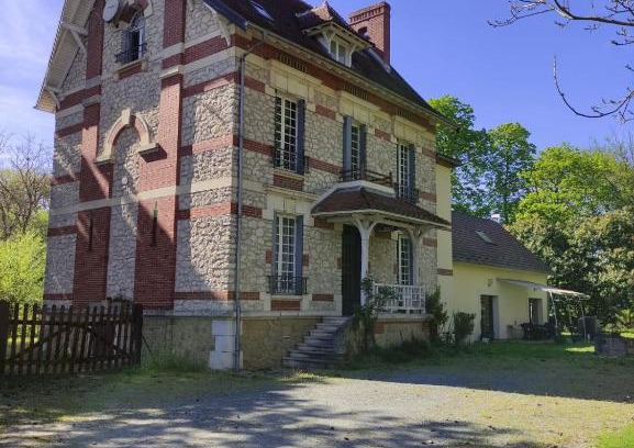 Vierzon House | Idyllic Country Property - Family-Friendly & Guest Rated 9.5