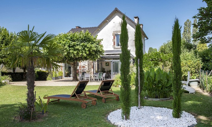 Chalus House | Idyllic Campagne Limousin/Dordogne with Lake Views & Pool