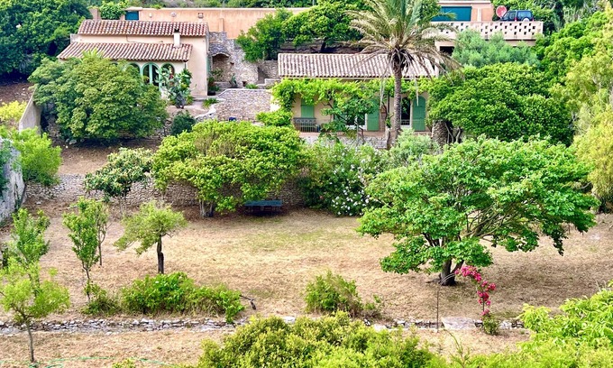 Bonifacio House | Charming Retreat in Bonifacio: Pet and Child Friendly
