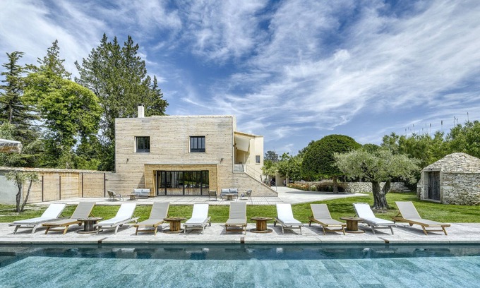 Chateauneuf-de-Gadagne House | Luxury Retreat in Luberon with Private Pool & Family Amenities