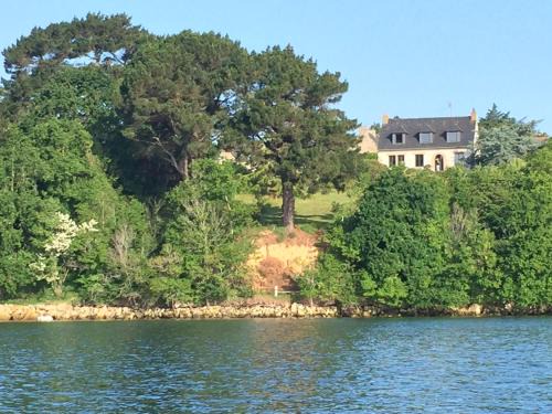Plougrescant House | Oceanfront Getaway with Breathtaking Sea Views