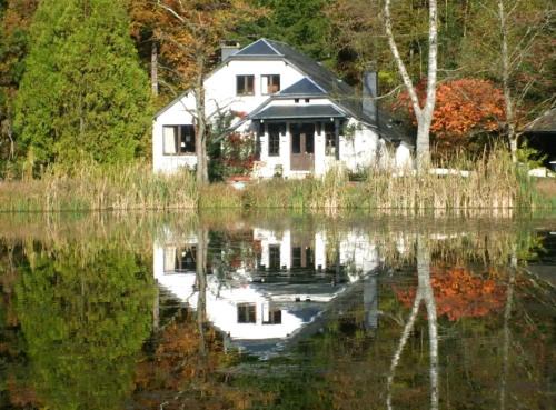 Orval House | Tranquil Property by the Ponds: Ideal for Relaxation