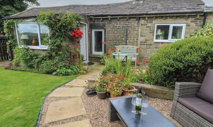 Sowerby Bridge Cottage | Pet-Friendly Prospect Cottage with Garden in Ripponden