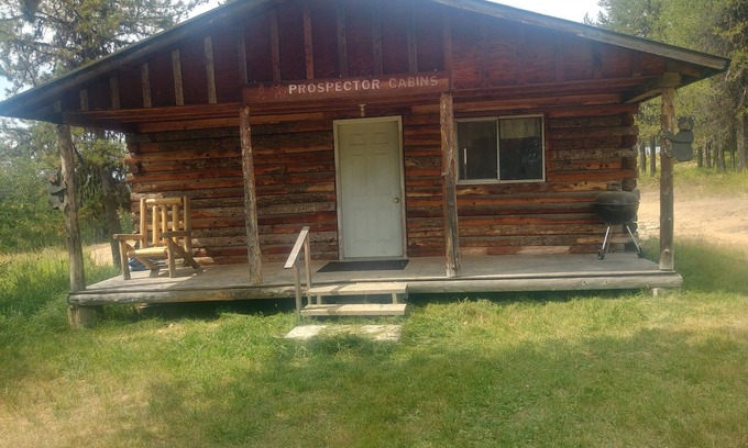 Elk City Cabin | Pet-Friendly Stays at Prospector Hitching Post Hotel