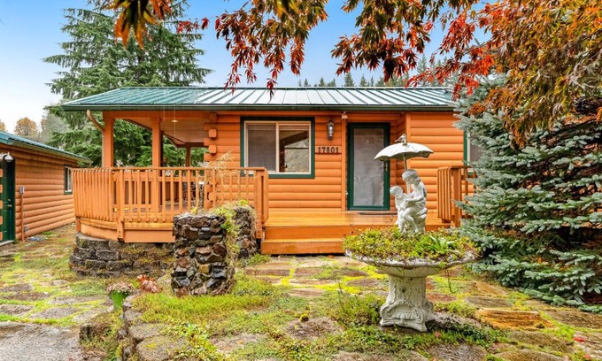 Gold Bar House | Inviting Prospector's Bend: Family-Friendly with Hot Tub