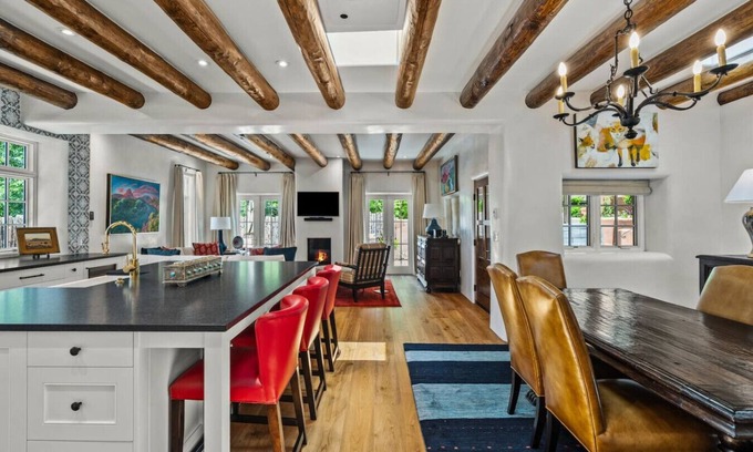 Historic Eastside House | Prosperidad- Elegance and Comfort on Palace Ave.