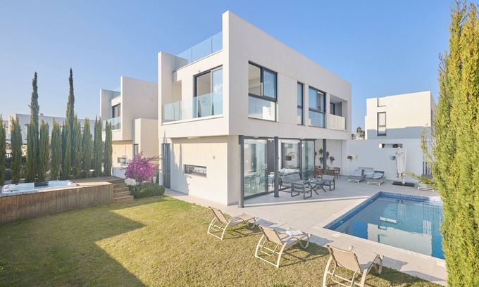 Pernera Cottage | Protaras Almaria Villa ALM03 - a villa that sleeps 6 guests in 3 bedrooms