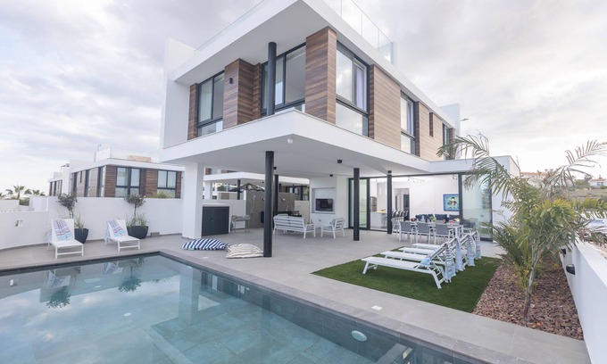 Pernera Cottage | Protaras Aqua Pearl Villa AQ18 - a villa that sleeps 9 guests in 4 bedrooms