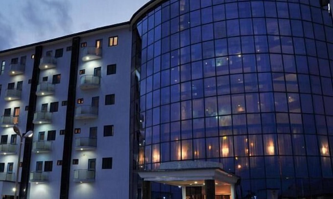Warri Hotel | Relax at BON Hotel Delta: Family-Friendly with Pool & Dining