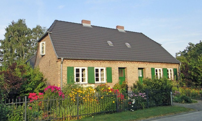 Schmatzin Apartment | Idyllic Retreat with Pool and Garden for Small Groups