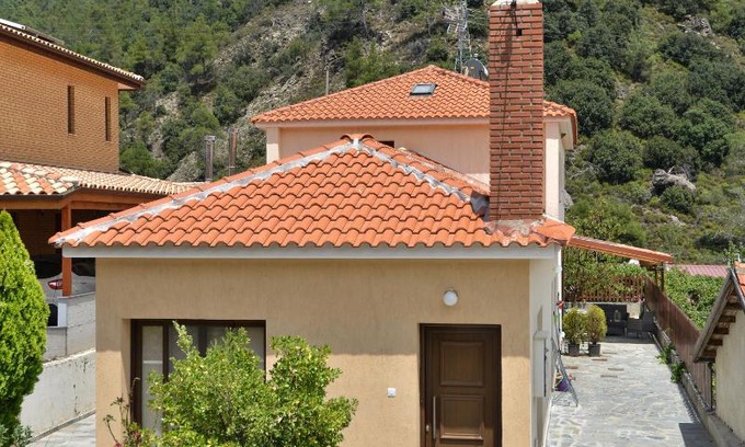Kato Amiantos House | Discover Protopapas House: Family & Pet-Friendly Retreat