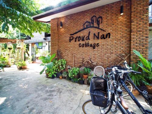 Nan House | Cozy Pround Nan Cottage: Family-Friendly with Breakfast & More