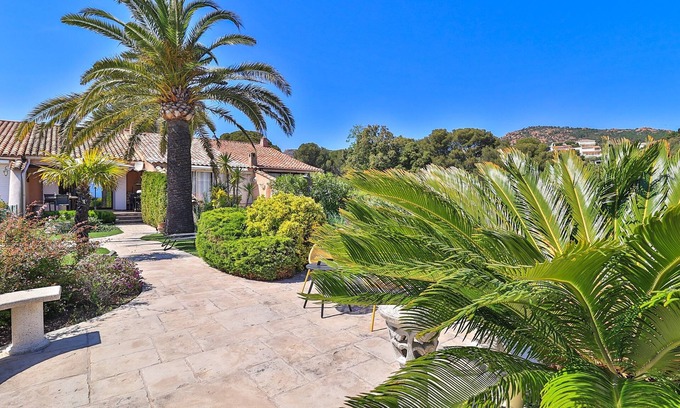 Saint-Raphael House | Cozy Provençal Cottage with Sea View and Private Terrace
