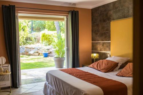 La Crau House | Provencal Villa With Forest Views And Pool