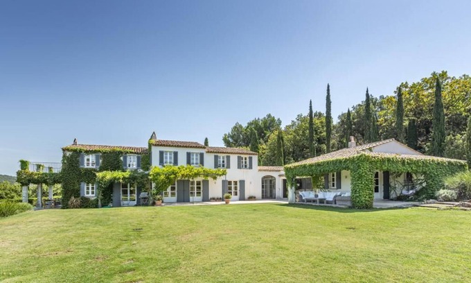 Grimaud Villa | Scenic Villa Retreat Near Beach with Pool and Ocean Views