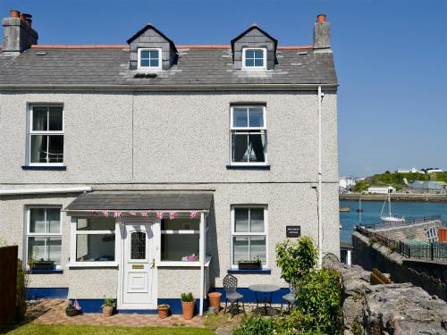 Turnchapel House | Pet-Friendly Providence Cottage: A 4-Star Family Retreat