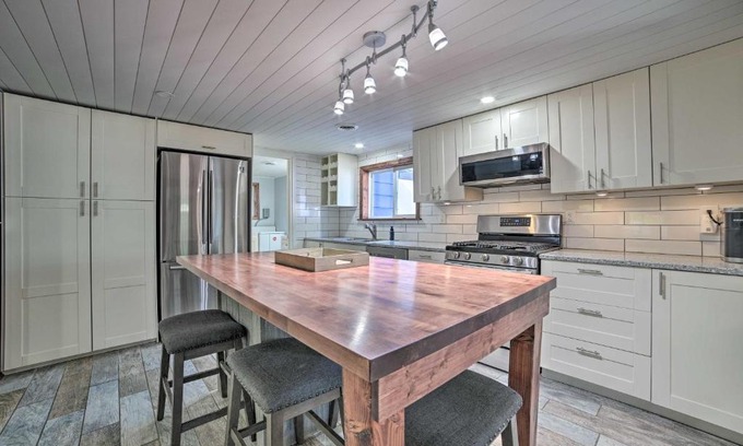Prudenville House | Prudenville Retreat: Pet-Friendly Oasis Near Lake & Spa