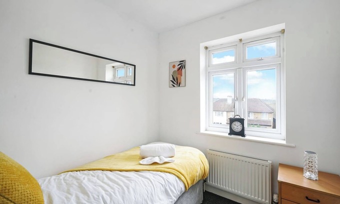 Elstree House | Relaxing Spa Getaway with En-suite & Parking near Wembley