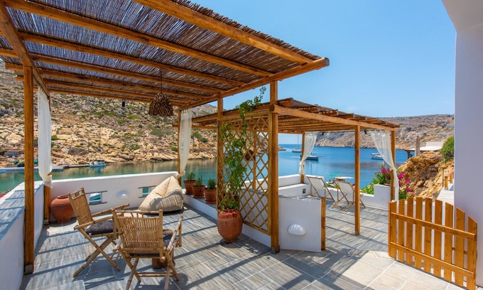 Artemonas Apartment | Family-Friendly Getaway at Psarona Hospitality Small