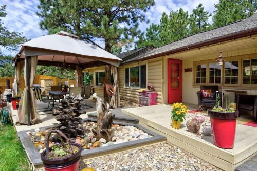 Green Mountain Falls House | Cozy Retreat with Pub, Hot Tub & Fire Pit Experience