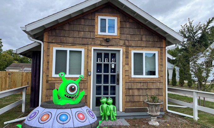 Tawas City Cottage | Enjoy Tawas Bay Bliss: Cozy 1 BR Cottage Near Lake Huron