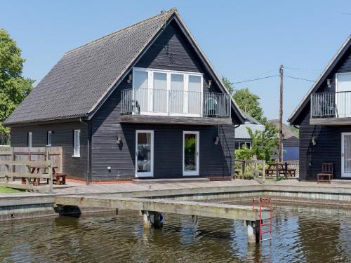 Horning House | Delightful Stay at Puddle Inn Duck - Family Friendly Escape