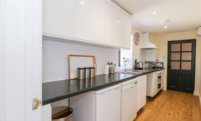 Charlton Horethorne Cottage | Discover Puddleducks: Pet-Friendly Retreat with Breakfast
