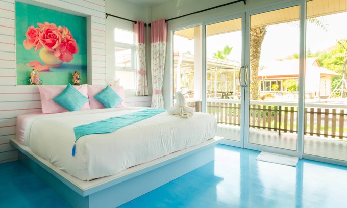 Chumphon Hotel | Discover Pueanjai Resort and Restaurant with Pool & Dining