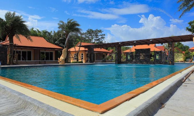 Chumphon Resort | Relax at Pueanjai Resort with Pool and Dining Options