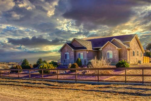 Pueblo West House | Pueblo Five Star Home with Hot Tub & Pikes Peak Views