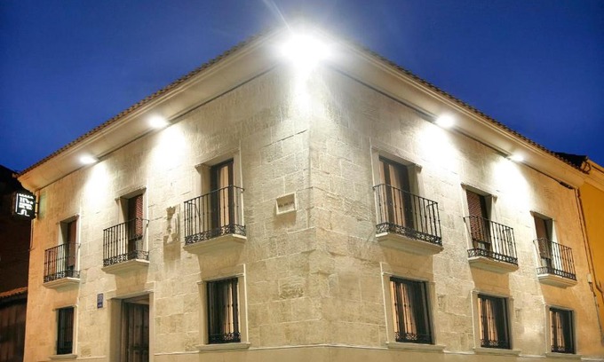 Ciudad Rodrigo House | Budget-Friendly Stay at Puerta del Sol - Child Friendly!