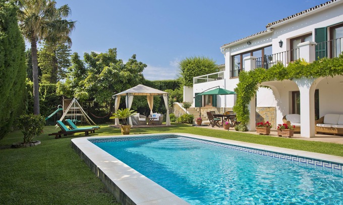 Guadalmina Apartment | Ideal Puerto Banus Retreat with Private Pool & Garden