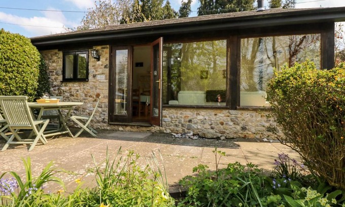 Hawkchurch House | Cozy Puffin Cottage - 4-Star Pet & Child Friendly Retreat