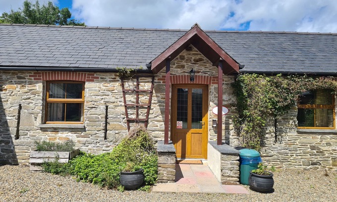 Whitland Cottage | Cozy Puffin Cottage: Pet-Friendly Getaway in Llanboidy