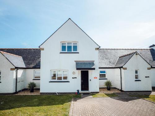 Lydstep House | Inviting Puffin Cottage - Family-Friendly with Private Pool