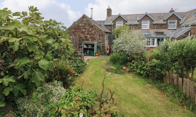 Hartland Cottage | Puffins Nest: Romantic Oceanfront Cottage in Hartland
