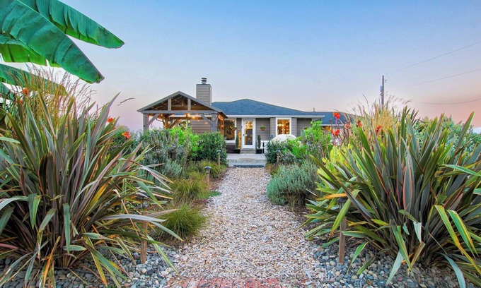 Cathlamet House | Riverfront Retreat with Kayaks, Bikes & Ocean Views