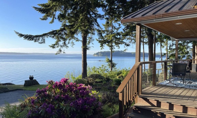 Port Ludlow House | Idyllic Port Ludlow Beach Front Cottage with Breakfast Included