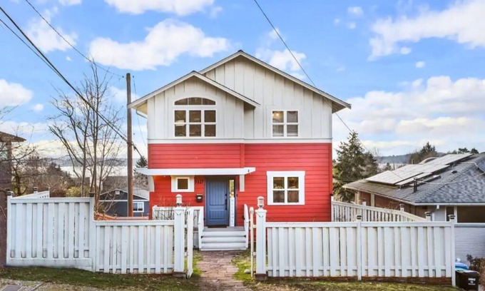 West Seattle House | Experience Puget Sound Sunset Views in West Seattle