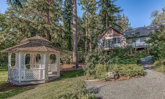 Clinton House | Unforgettable Puget Sound-View Getaway with Fun & Relaxation