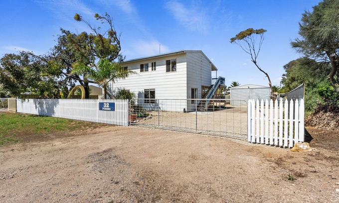 Moorowie House | Beachside Retreat: Pukeko with Pool & Ocean Views