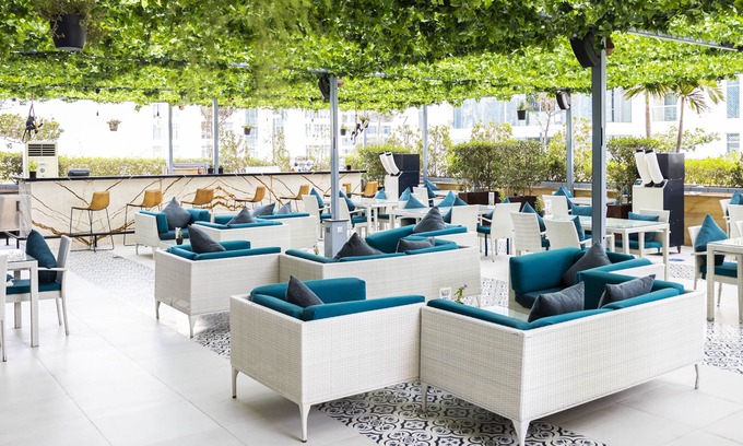 Jumeirah Lake Towers Hotel | Elegant Pullman Dubai Jumeirah Lakes Towers: Spa & Pool Access
