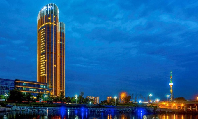 Lanshan District Hotel | Elegant Pullman Linyi Lushang with Oceanfront Amenities