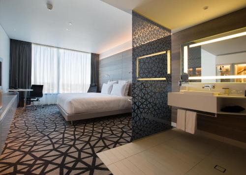 Mascot Hotel | Elegant Pullman Sydney Airport: 5-Star Comfort Awaits